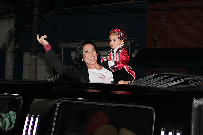 Filha de Scheila Carvalho ganha passeio de limusine em festa de aniversário