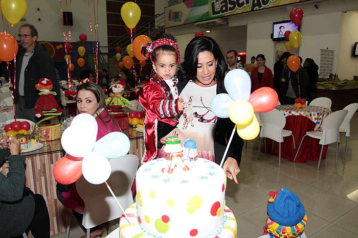 Filha de Scheila Carvalho ganha passeio de limusine em festa de aniversário