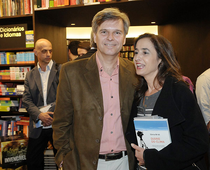 Carla Vilhena prestigia noite de autógrafos de Sônia Bridi em SP