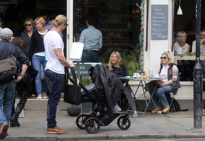 Prestes a dar à luz, Sienna Miller paparica filha de Chris Hemsworth, em Londres