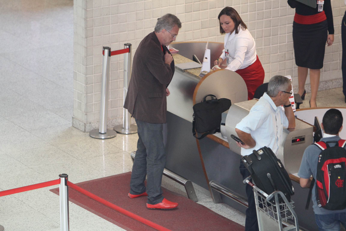 Pedro Bial desfila de camisa e sapato vermelhos em aeroporto