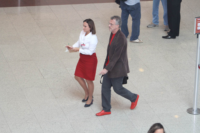 Pedro Bial desfila de camisa e sapato vermelhos em aeroporto