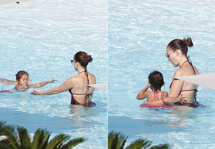 Jennifer Lopez usa maiô decotado em piscina de hotel