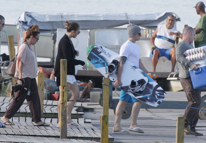 Jennifer Lopez passeia de barco pela Lagoa