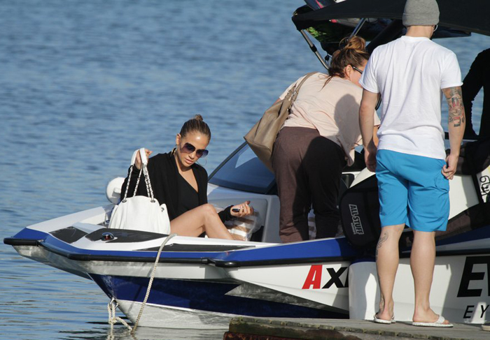 Jennifer Lopez passeia de barco pela Lagoa