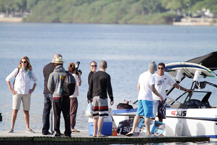 Jennifer Lopez passeia de barco pela Lagoa