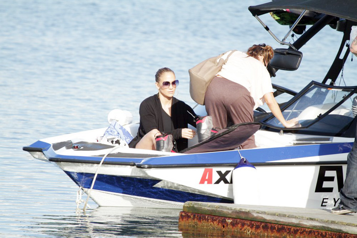 Jennifer Lopez passeia de barco pela Lagoa