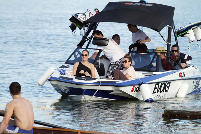 Jennifer Lopez passeia de barco pela Lagoa