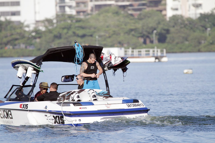 Jennifer Lopez passeia de barco pela Lagoa