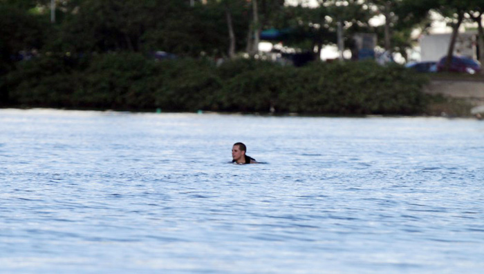 Jennifer Lopez passeia de barco pela Lagoa