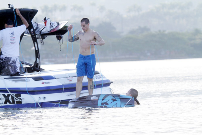 Jennifer Lopez passeia de barco pela Lagoa