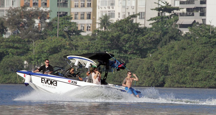 Jennifer Lopez passeia de barco pela Lagoa