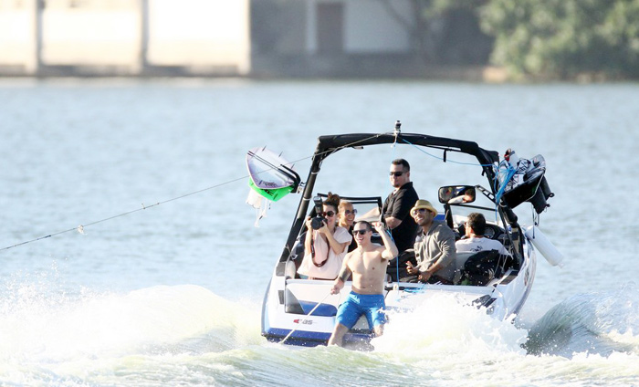 Jennifer Lopez passeia de barco pela Lagoa