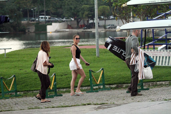 Jennifer Lopez passeia de barco pela Lagoa