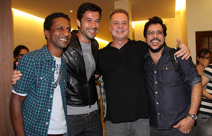 Deborah Bloch e Sergio Marone trocam carinho em teatro 