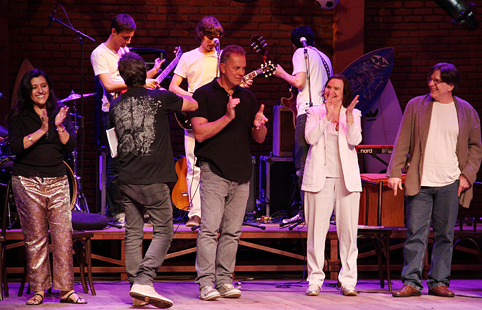 Deborah Bloch e Sergio Marone trocam carinho em teatro 