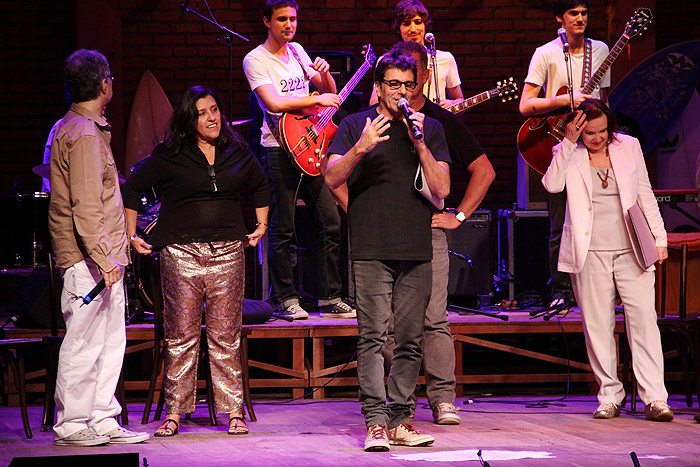 Deborah Bloch e Sergio Marone trocam carinho em teatro 