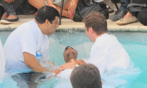 Léo Moura é batizado em igreja evangélica e chora de emoção