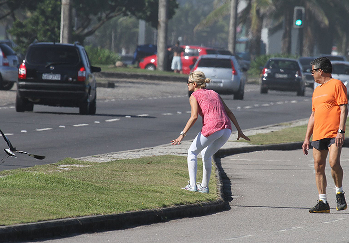 Antônia Fontenelle se diverte com pássaro em caminhada com Marcos Paulo