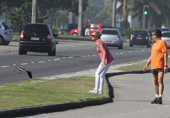 Antônia Fontenelle se diverte com pássaro em caminhada com Marcos Paulo