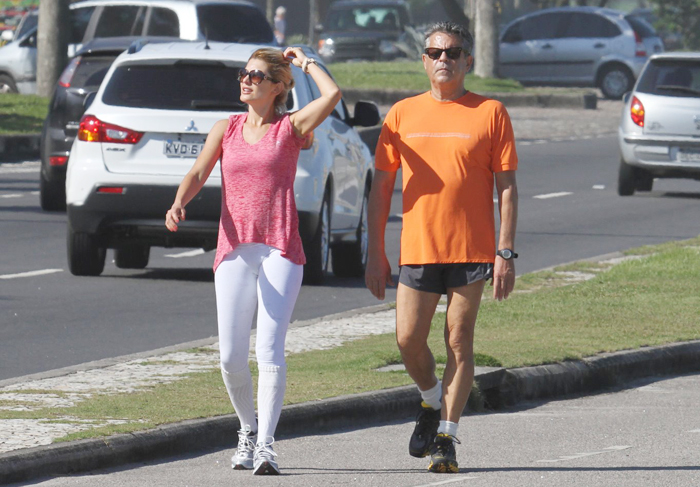 Antônia Fontenelle se diverte com pássaro em caminhada com Marcos Paulo