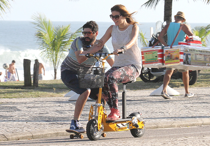 Ellen Jabour dá carona para amigo durante passeio patinete