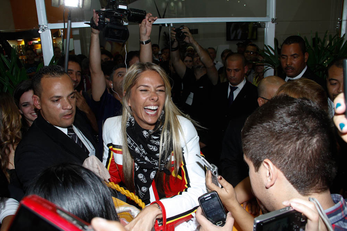 Adriane Galisteu lança linha de bolsas em SP