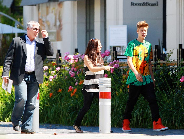 Justin Bieber toma bronca da mãe no meio da rua, em Los Angeles