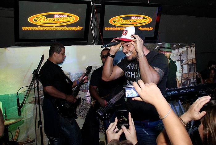 Mc Naldo dança com fãs durante show no Rio