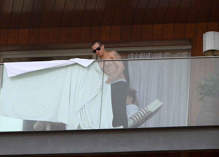 Jennifer Lopez pega sol na varanda e namorado tenta protegê-la com toalhas