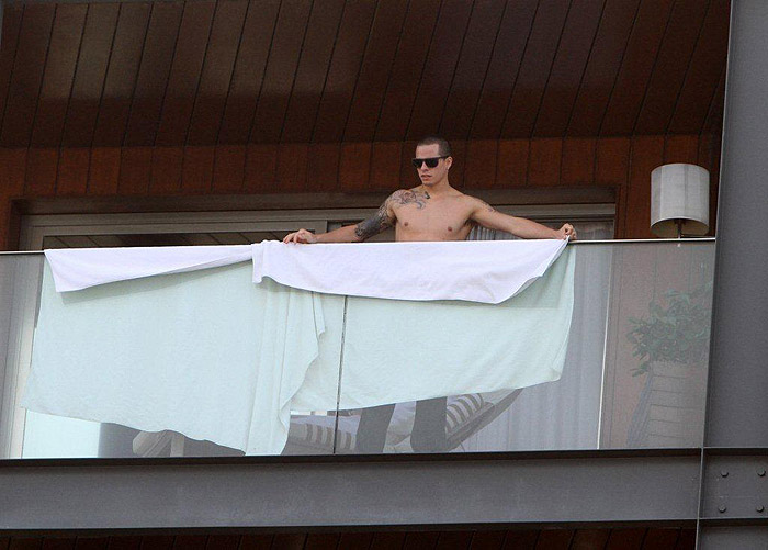 Jennifer Lopez pega sol na varanda e namorado tenta protegê-la com toalhas