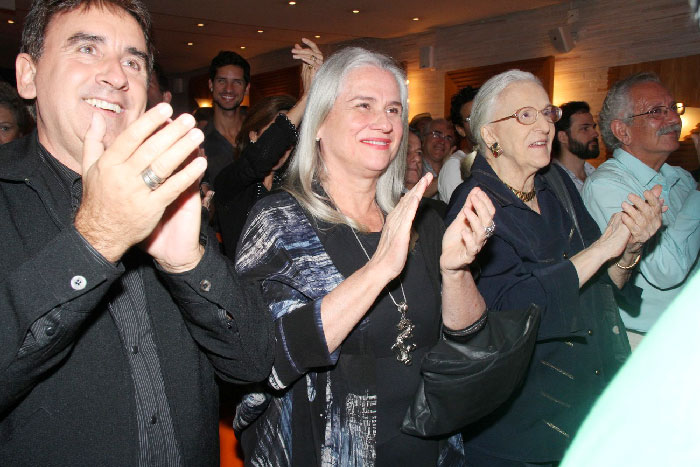 Vera Holtz aplaude Tuca Andrada e Suely Franco após estreia de Seis Aulas de Dança em Seis Semanas, no Rio de Janeiro 