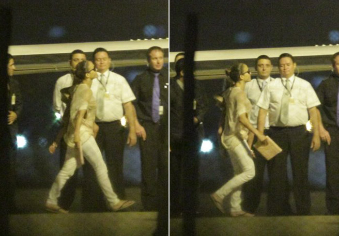 Com a filha no colo, Jennifer Lopez desembarca em Fortaleza