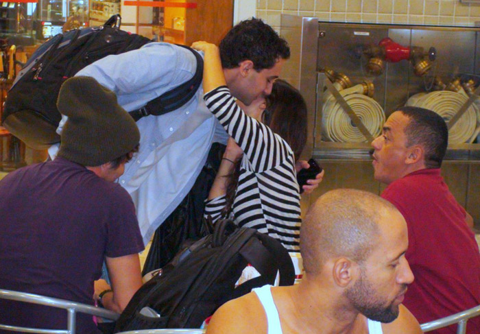 Rafael Almeida encontra amigos em aeroporto carioca