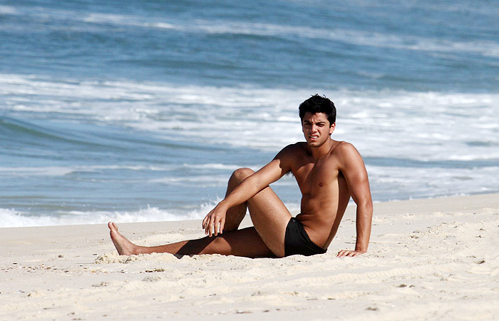 Rodrigo Simas exibe barriga sarada em praia carioca