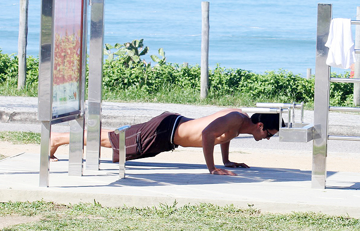 Rodrigo Simas exibe barriga sarada em praia carioca