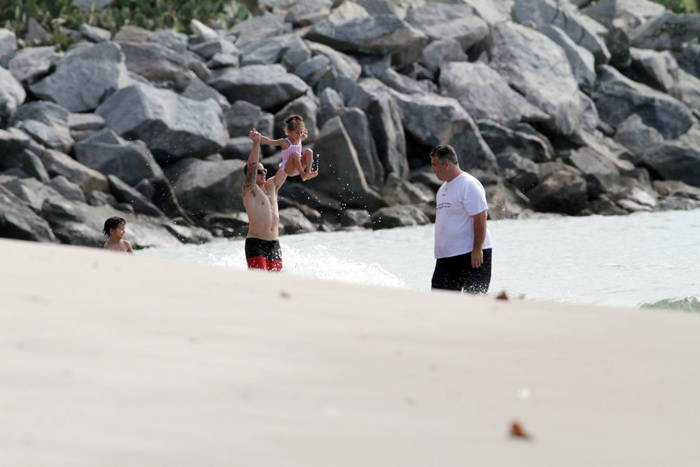 Jennifer Lopez usa biquíni vermelho em praia de Fortaleza