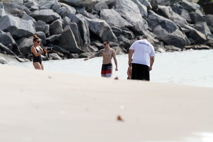 Jennifer Lopez usa biquíni vermelho em praia de Fortaleza