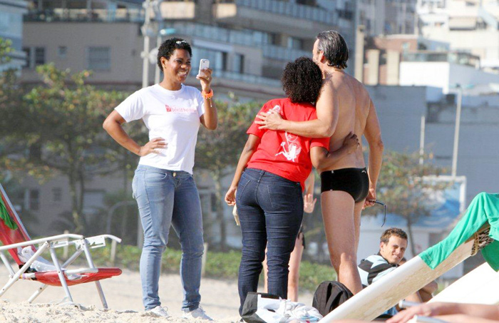 Alexandre Borges é assediado por fãs na praia