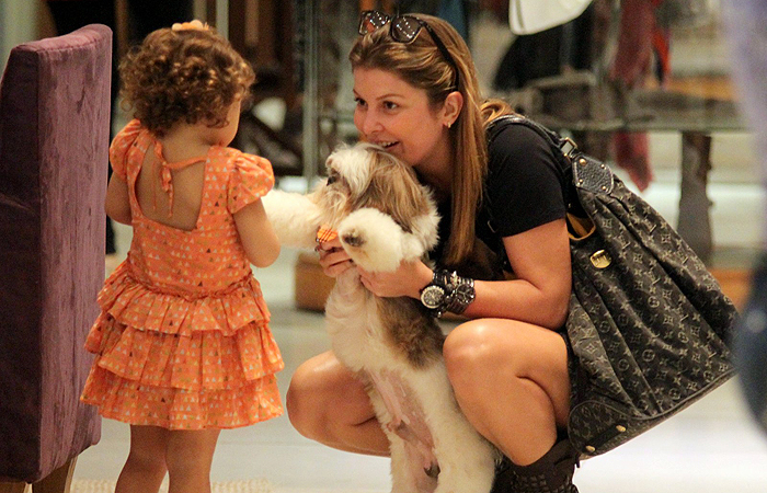 Bárbara Borges passeia com seu cãozinho em shopping