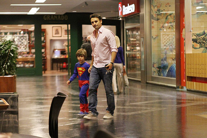 Lucas, filho de Murilo Rosa, passeia com o paizão vestido de super-man