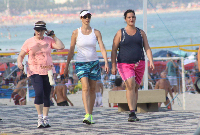 Luana Piovani caminha com a mãe no calçadão do Leblon 