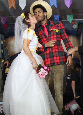 Geovanna Tominaga e Ícaro Silva em casório caipira, no Rio