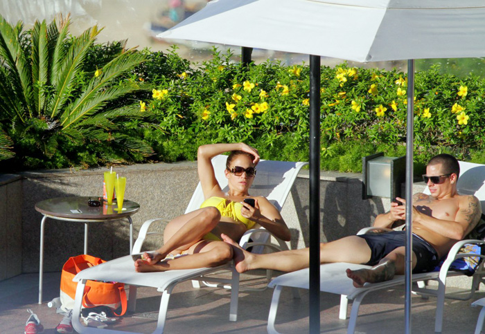 Jennifer Lopez relaxa na piscina do hotel em Fortaleza, ao lado do namorado