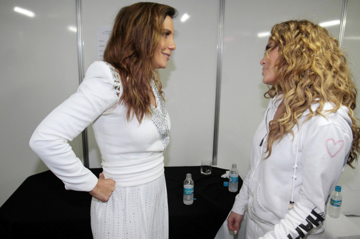 Ivete Sangalo e Jennifer Lopez se encontram nos bastidores de show