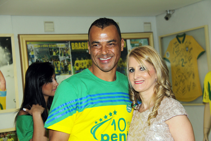 Cafu e a esposa fazem festa pelos 10 anos do Penta