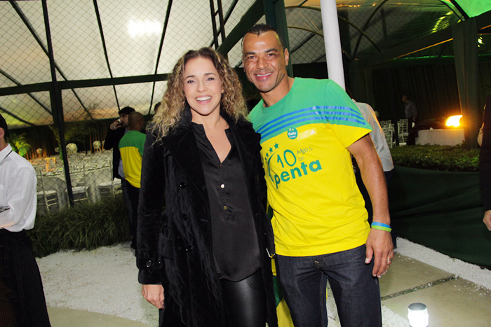 Cafu recebe Daniela Mercury na comemoração dos 10 anos do Penta