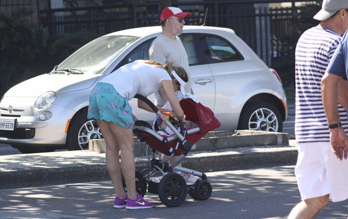 Luana Piovani passeia com Dom e os pais na orla do Leblon