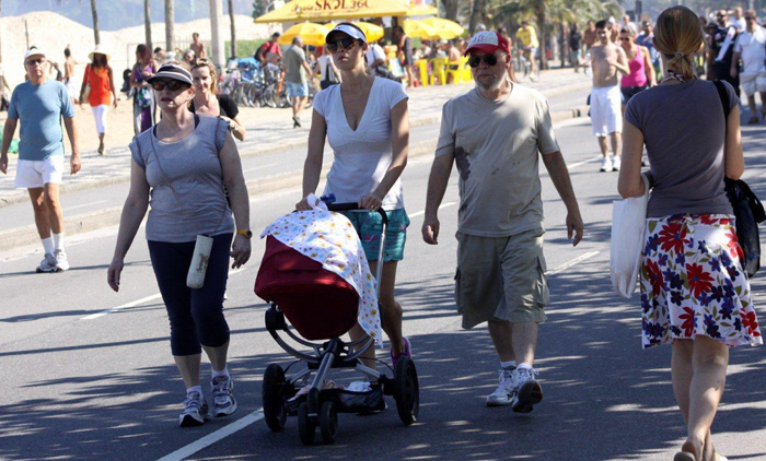 Luana Piovani passeia com Dom e os pais na orla do Leblon