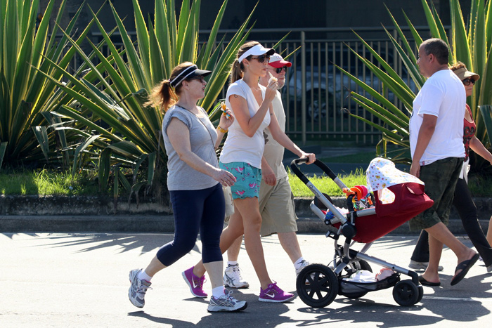 Luana Piovani passeia com Dom e os pais na orla do Leblon